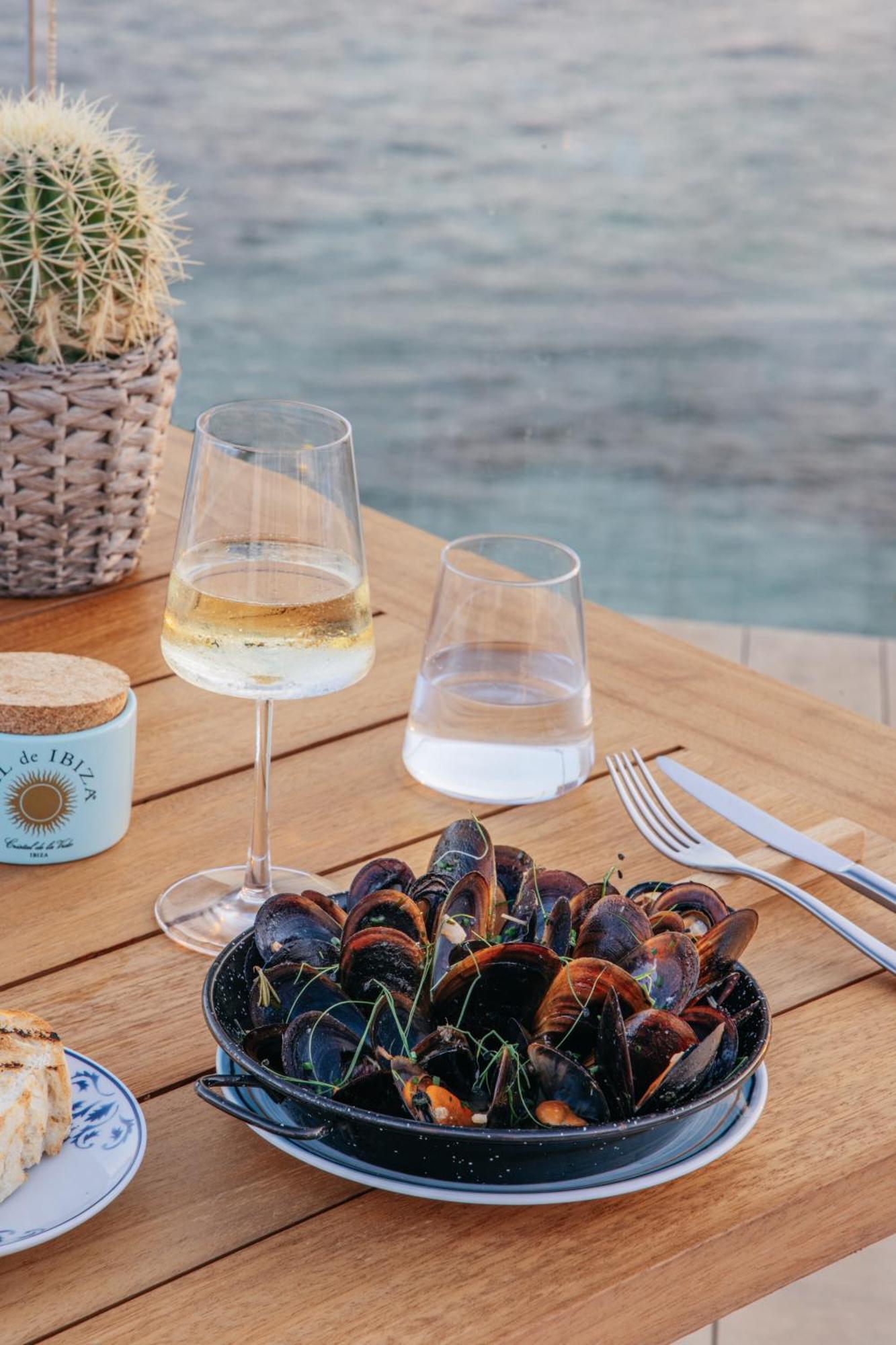 Me Ibiza - The Leading Hotels Of The World Санта-Эулалия-дель-Рио Экстерьер фото